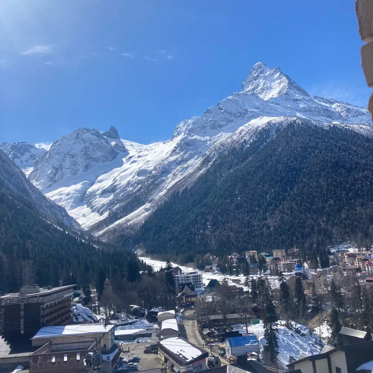 Современная чистая студия с панорамными окнами на горы