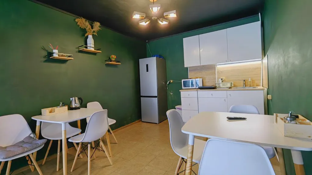 Домик в сосновом бору с видом на горы и лес