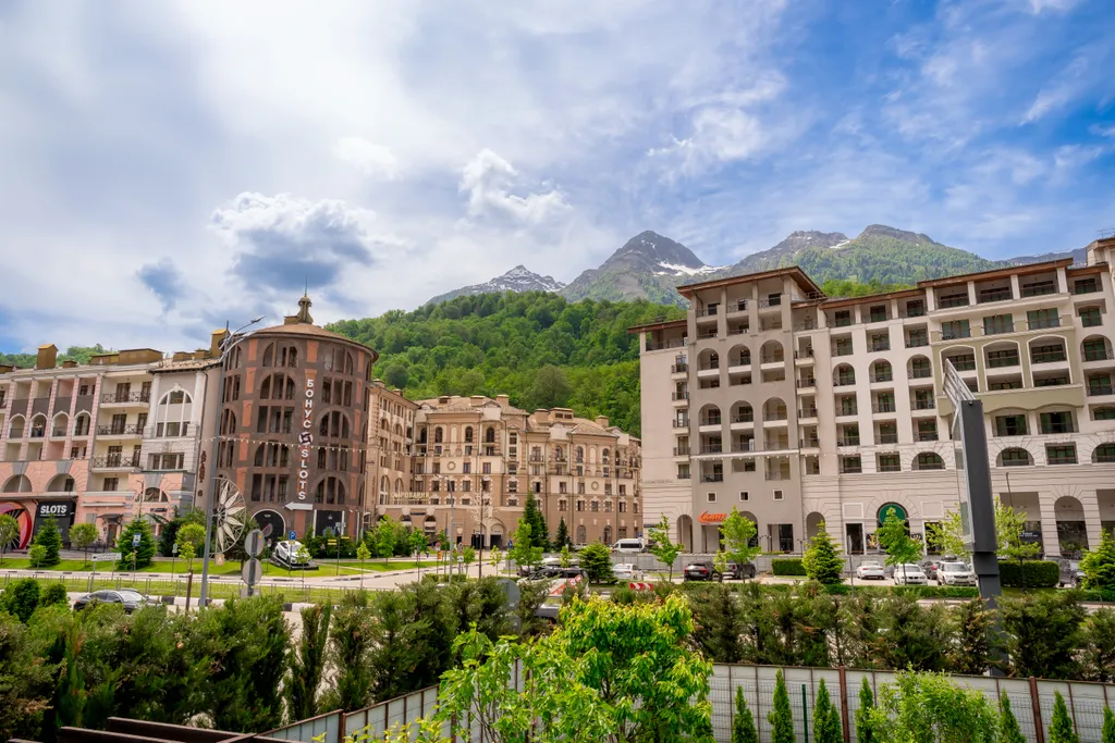 Шикарный коттедж с видом на сказочные горы в центре Красной поляны