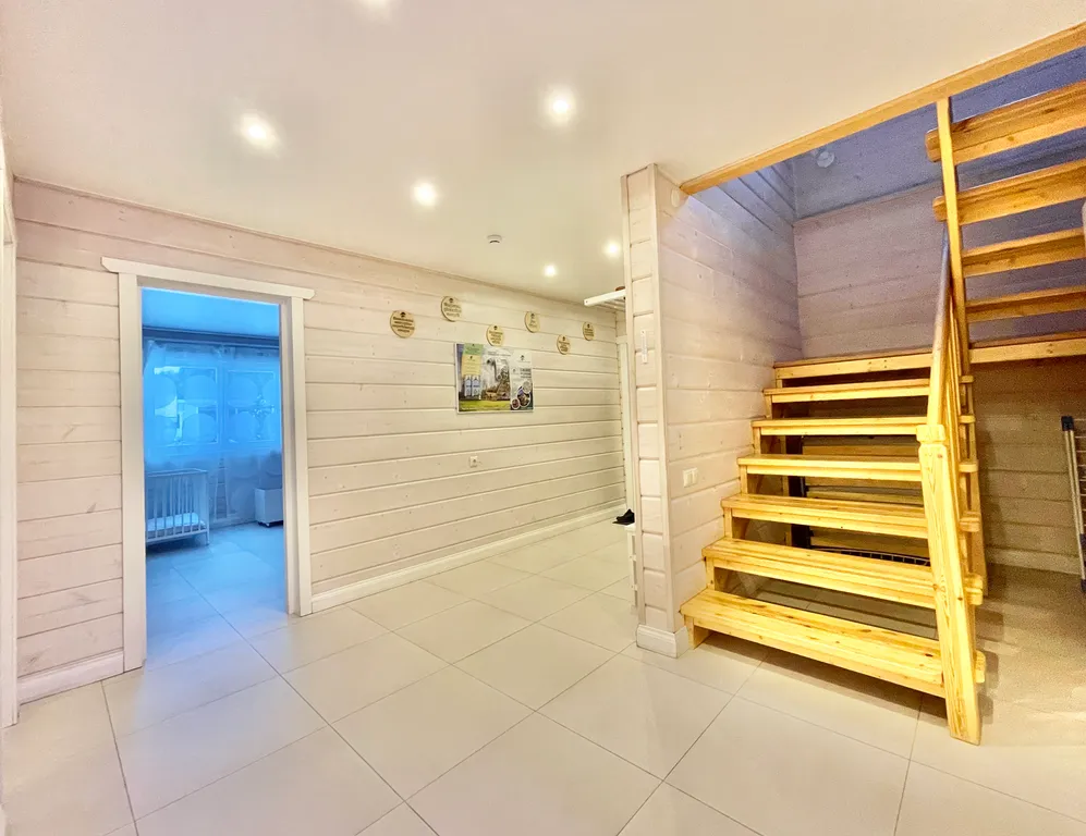 Коттедж Коттедж на берегу озера, с 5 спальнями, сауной  камином — Межозерное