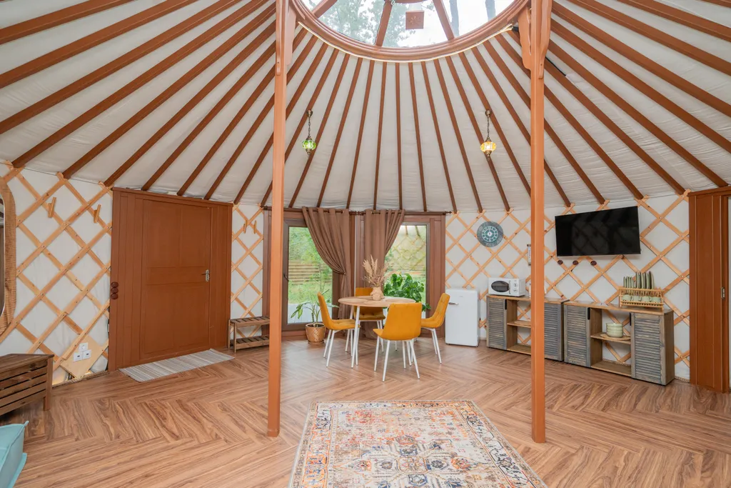 Глэмпинг в лесу