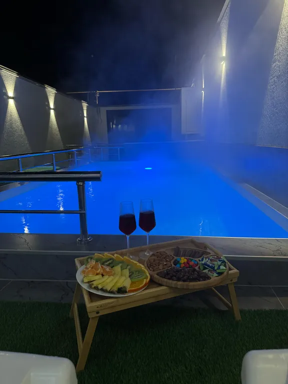 Шикарный дом с бассейном на берегу