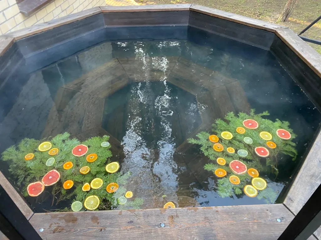 Дом с камином в лесу возле залива