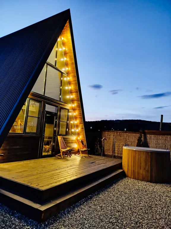 Уютный, вместительный А-фрейм с видом на горы