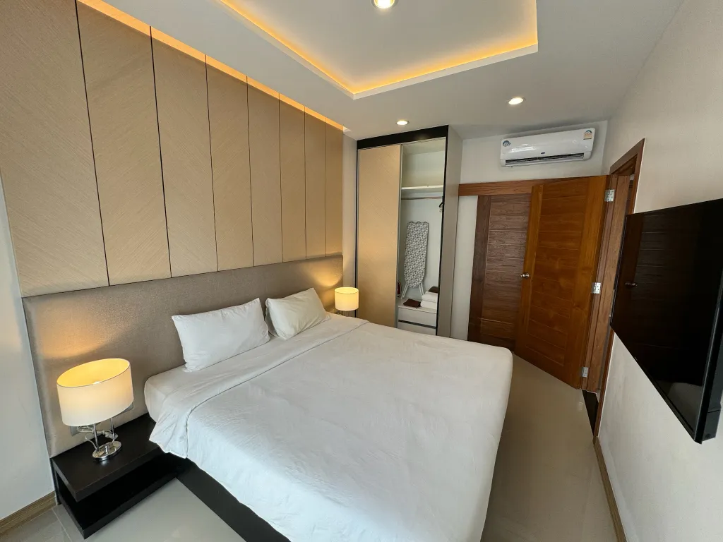 Уютная квартира у пляжа Карон с видовым бассейном на крыше