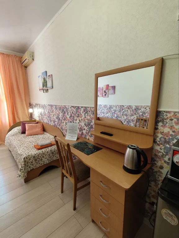 Трехместный номер с 2  кроватями и диваном. Стандарт с видом на море.