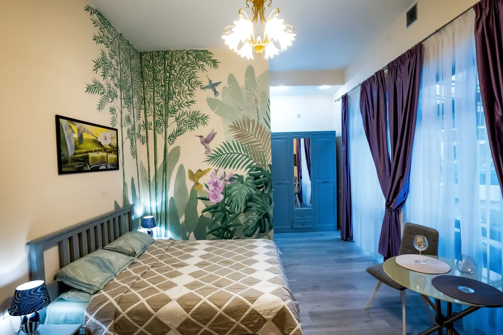 Номер делюкс с видом на бассейн, горы и аэропорт