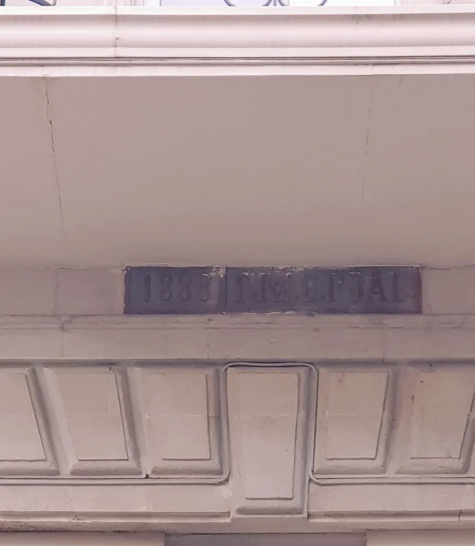 Аншлаговая табличка года постройки .Апартаменты "History 1888" Сentral Apartment расположены в старинном архитектурном здании постройки 1888 года. Исторический Центр города Баку, Азербайджан.