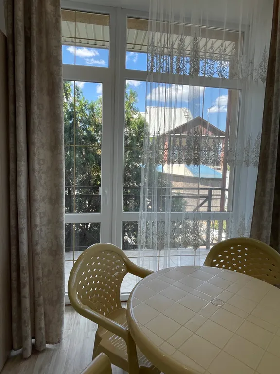 Четырёхместный номер  люкс с балконом с видом на город и горы