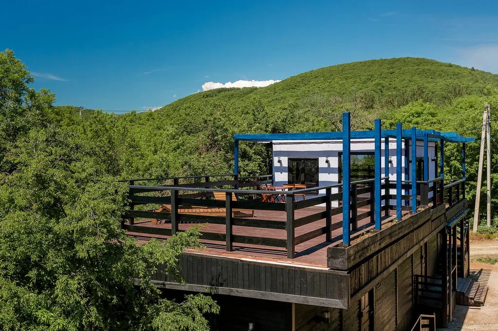 Панорамные апартаменты с террасой и видом на море