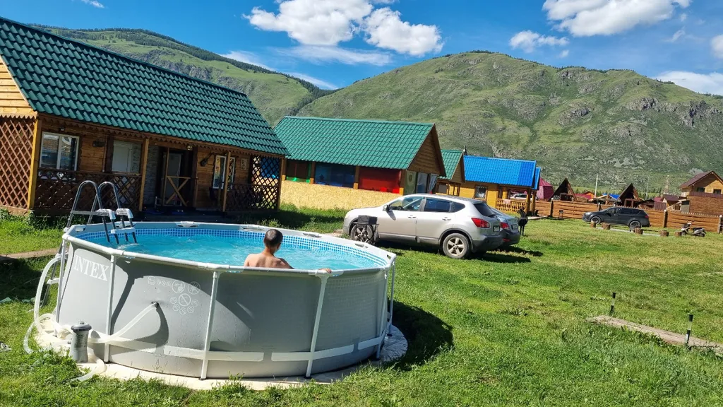 Двухместный домик с двухспальной кроватью и удобствами на два домика