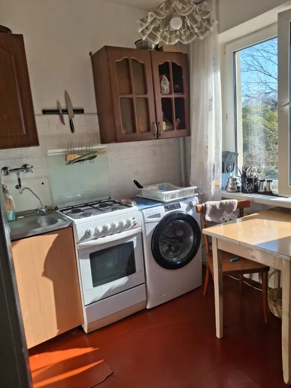 Трехкомнатная квартира в центре поселка