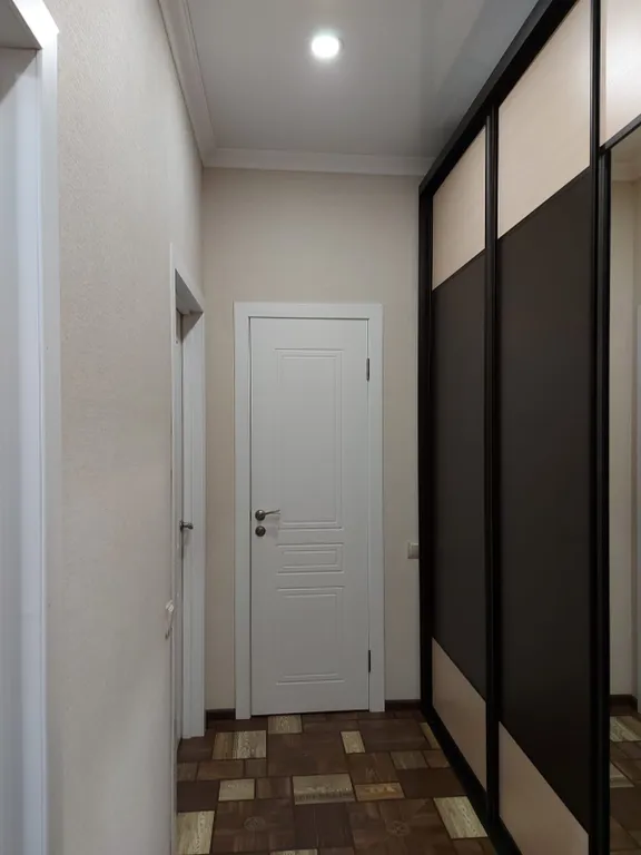 Квартира на банном, Родина