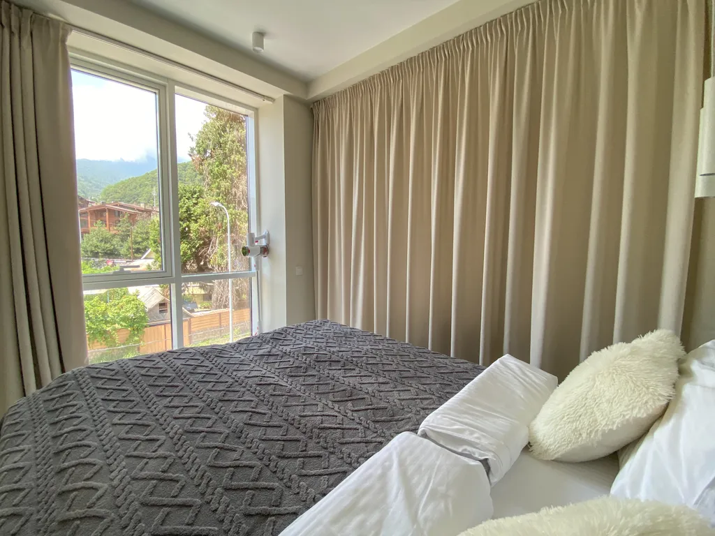 Студия с видом на горы в центре