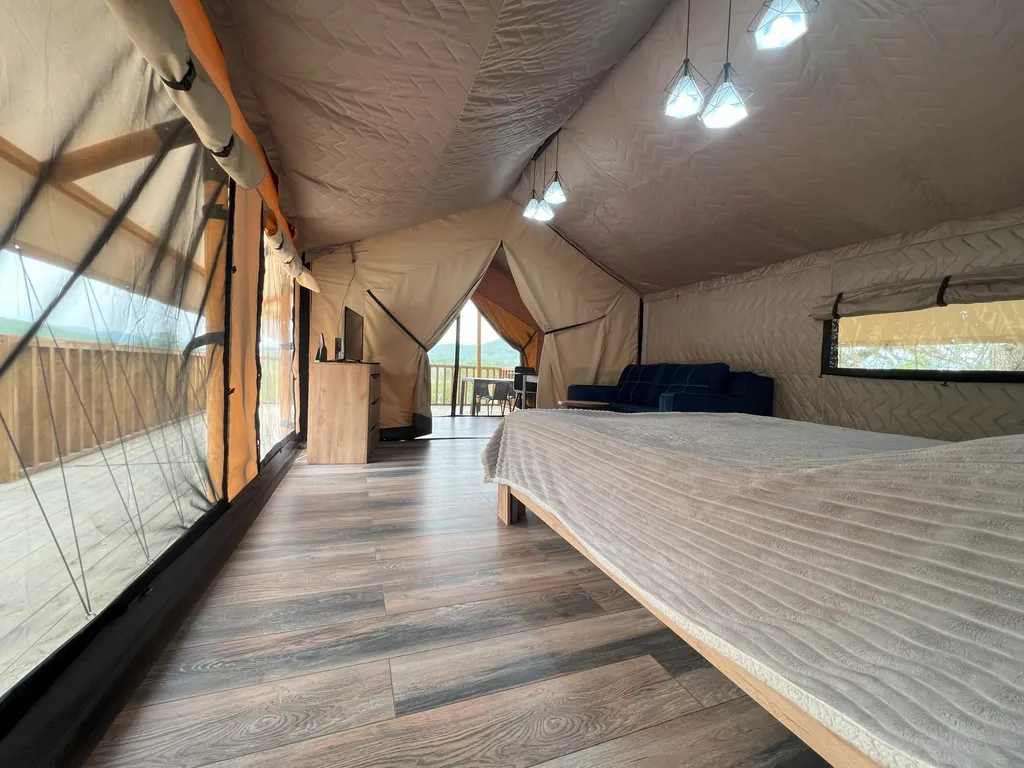 Сафари-тент с подогреваемым бассейном