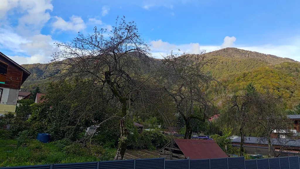 Студия в центре с балконом и видом на горы + бассейн/сауна