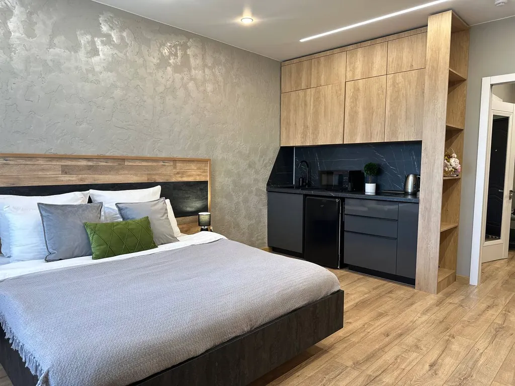 Современная студия с уютным интерьером в центре