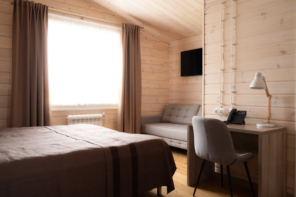 Двухместный стандарт с двуспальной кроватью и диваном