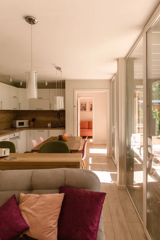 Коттедж Коттедж с панорамными окнами и террасой на крыше — Разметелево