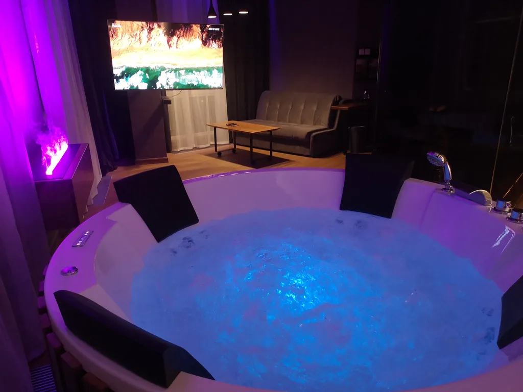 Апартаменты с большой джакузи и камином