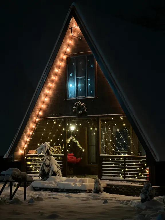 Дом А-Фрейм на берегу реки