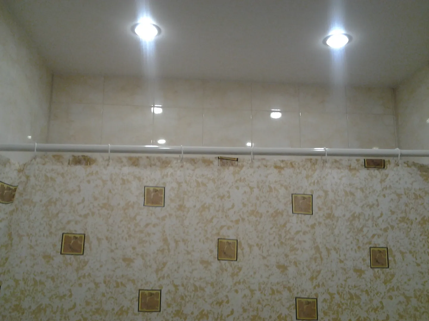 светодиодное яркое освещение в ванной комнате!
