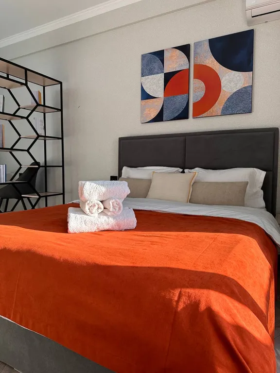 Современная уютная студия с панорамным видом