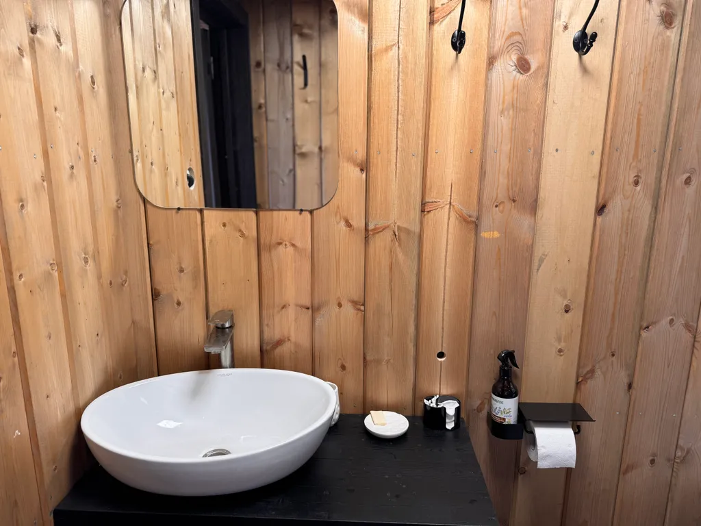 Номер в двухномерном коттедже с одноместными кроватями