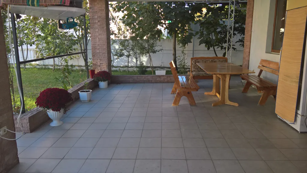 Дом с бассейном недалеко от моря