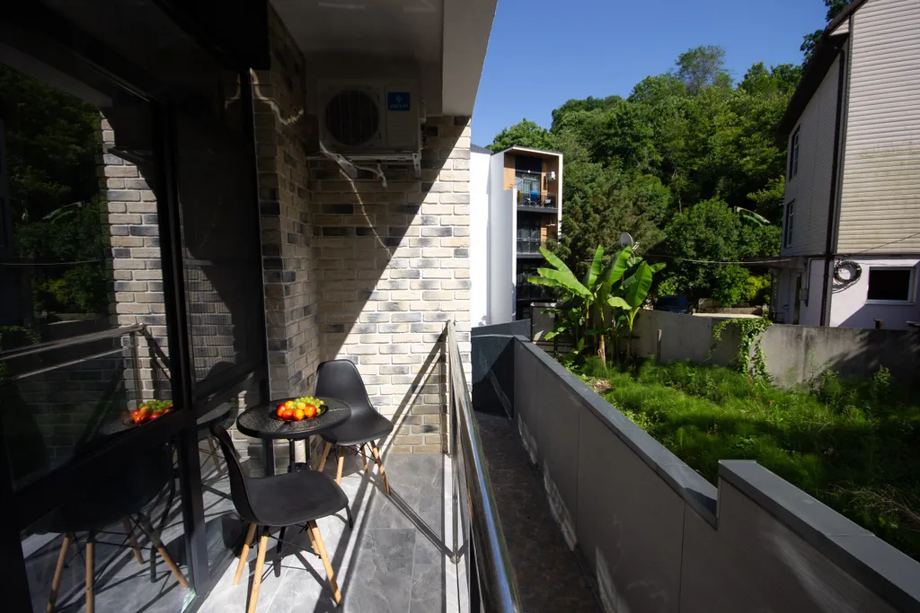 Апартамент с бассейном и балконом