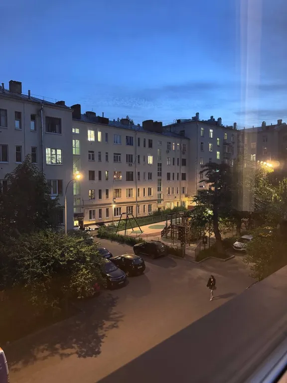 Красный диван, голубое кресло