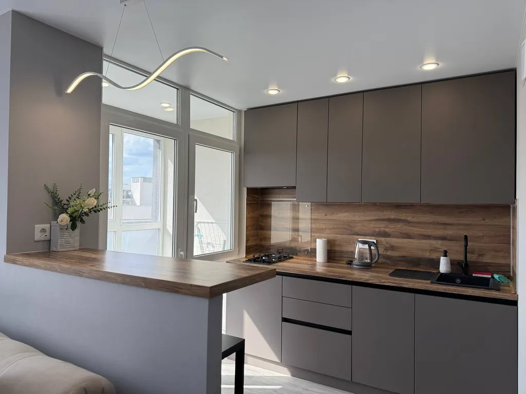 Студия с панорамными окнами и атмосферным видом