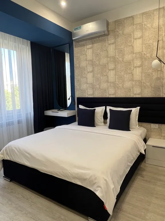 Студия с одной большой кроватью и видом на город