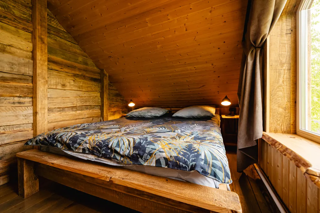 Дом с деревом