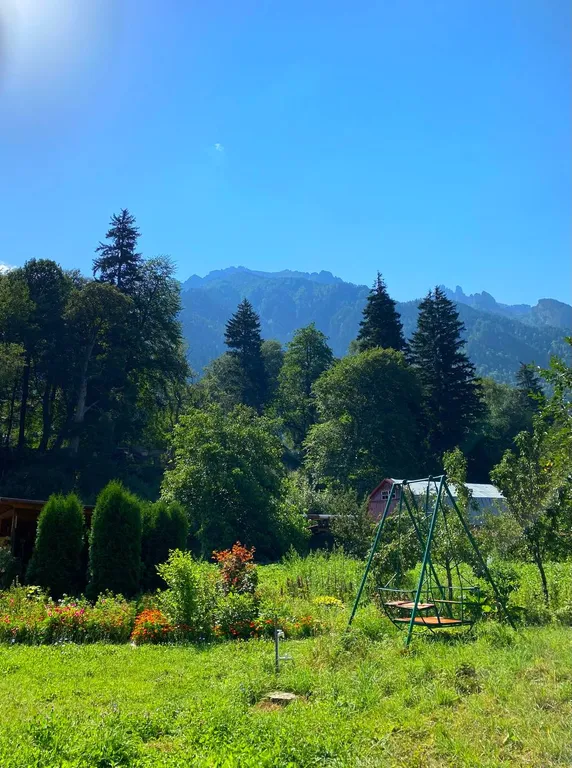 Веранда в окружении величественных гор