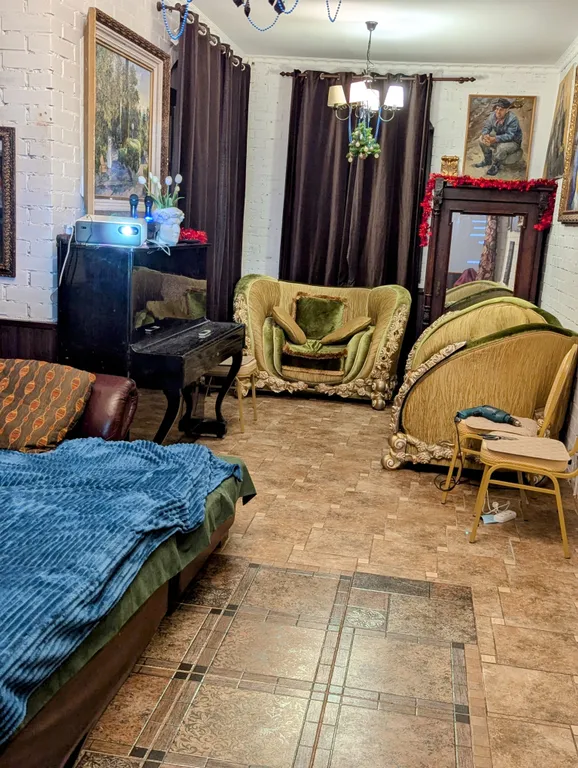 Большой красивый дом с камином в лесу