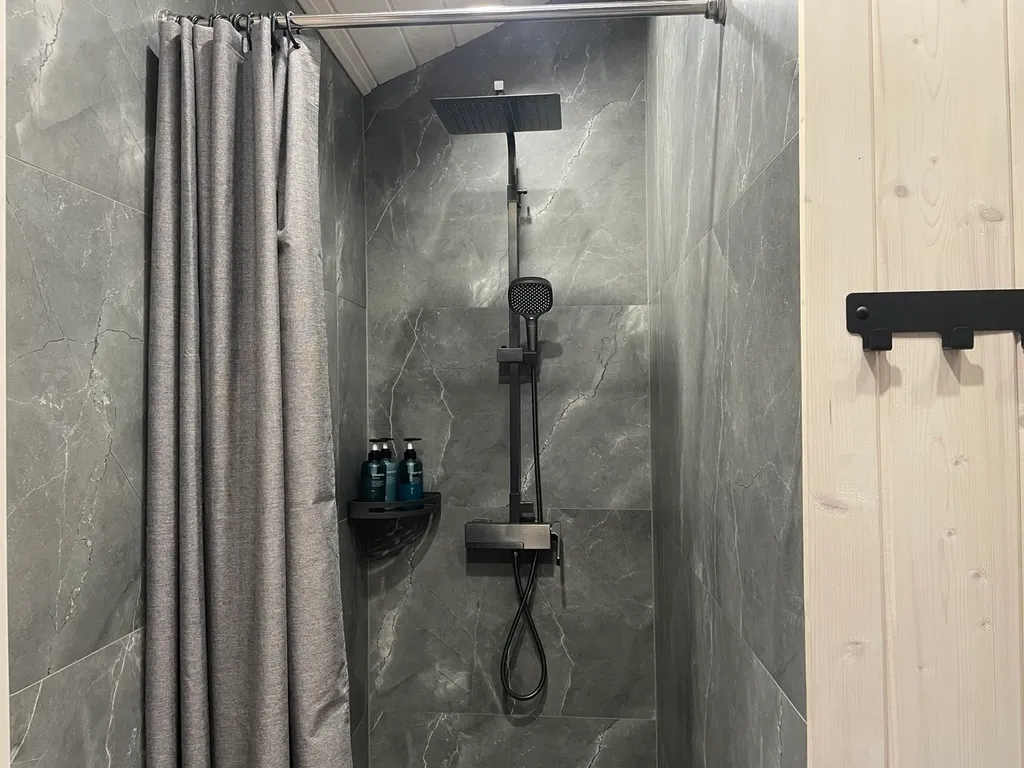 Дом под горой у реки