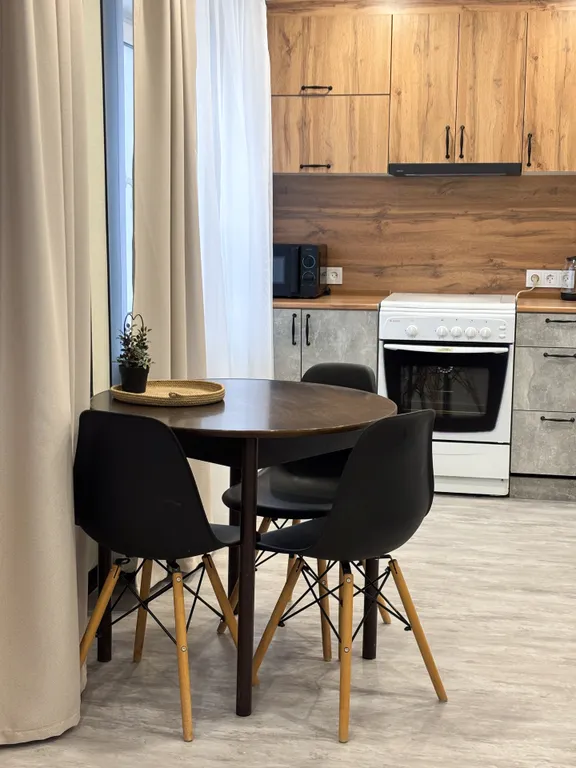 Просторная еврoдвушкa с светлой куxнeй-гocтинoй