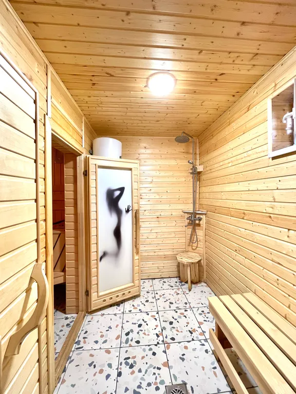 Первый этаж с панорамными окнами, сауной и видом на озеро