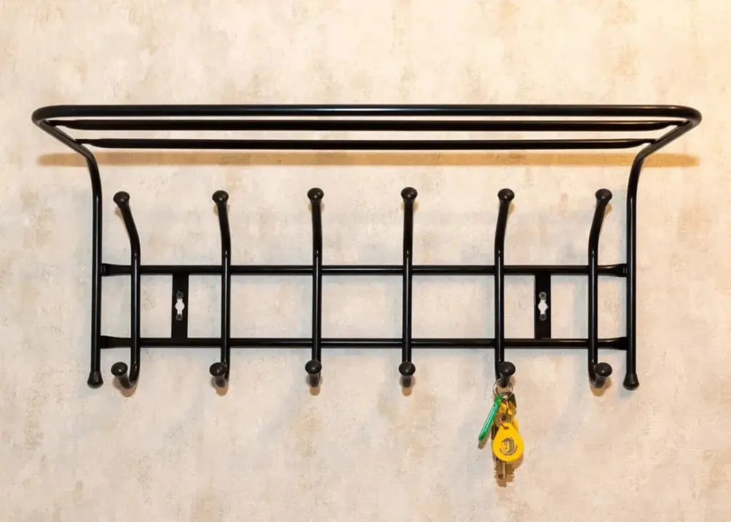 Уютная студия в скандинавском стиле с видом на лес