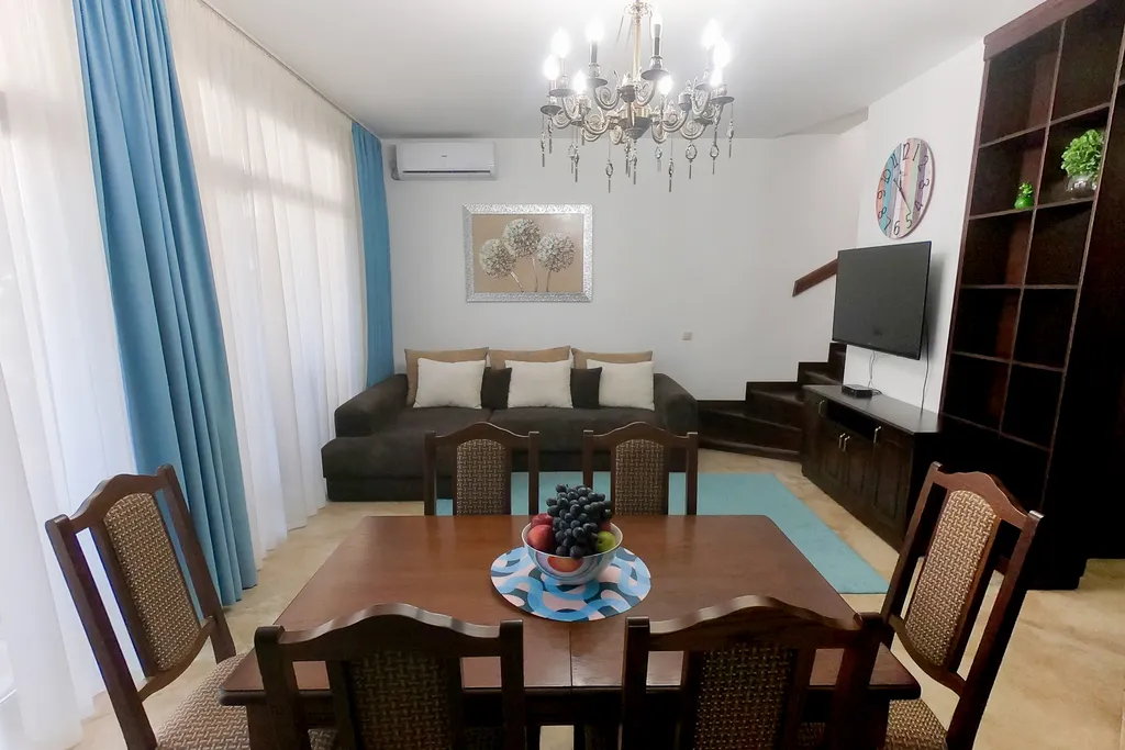 Двухэтажный дом с видом на горы