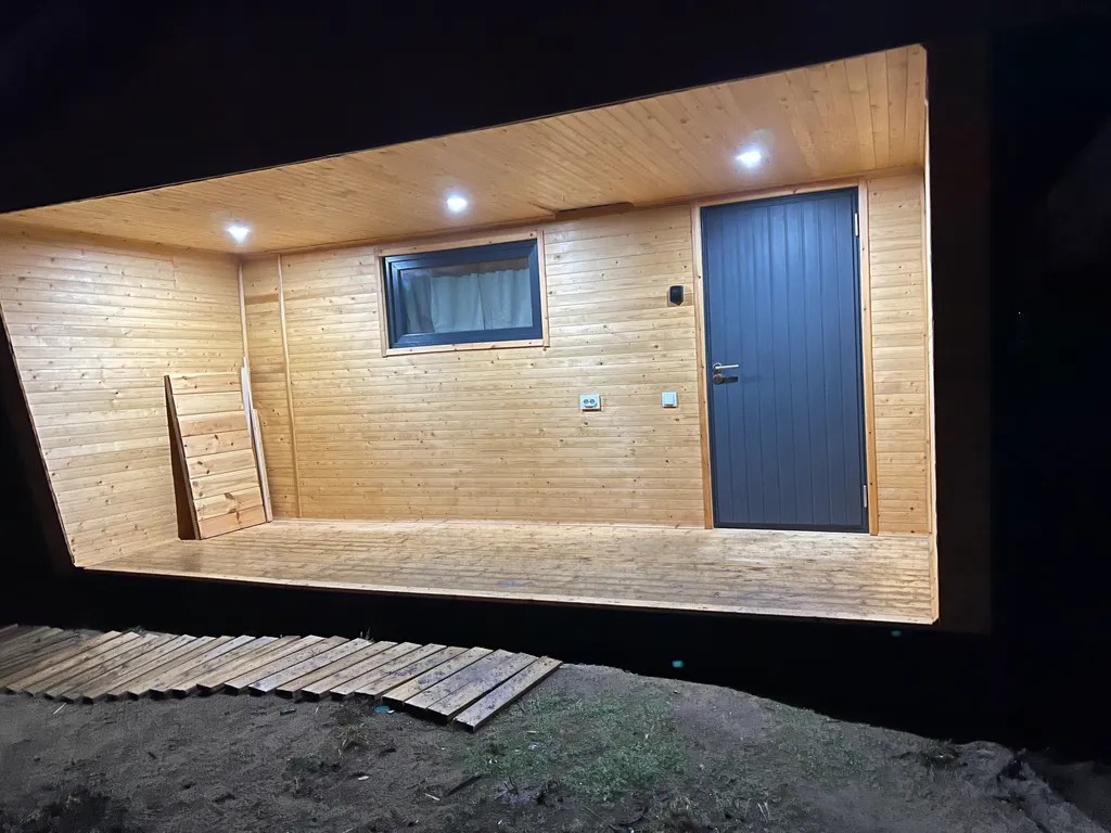 Уютный домик на берегу реки