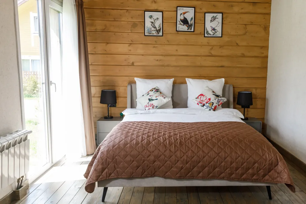 Просторный двухкомнатный коттедж в лесу у пруда