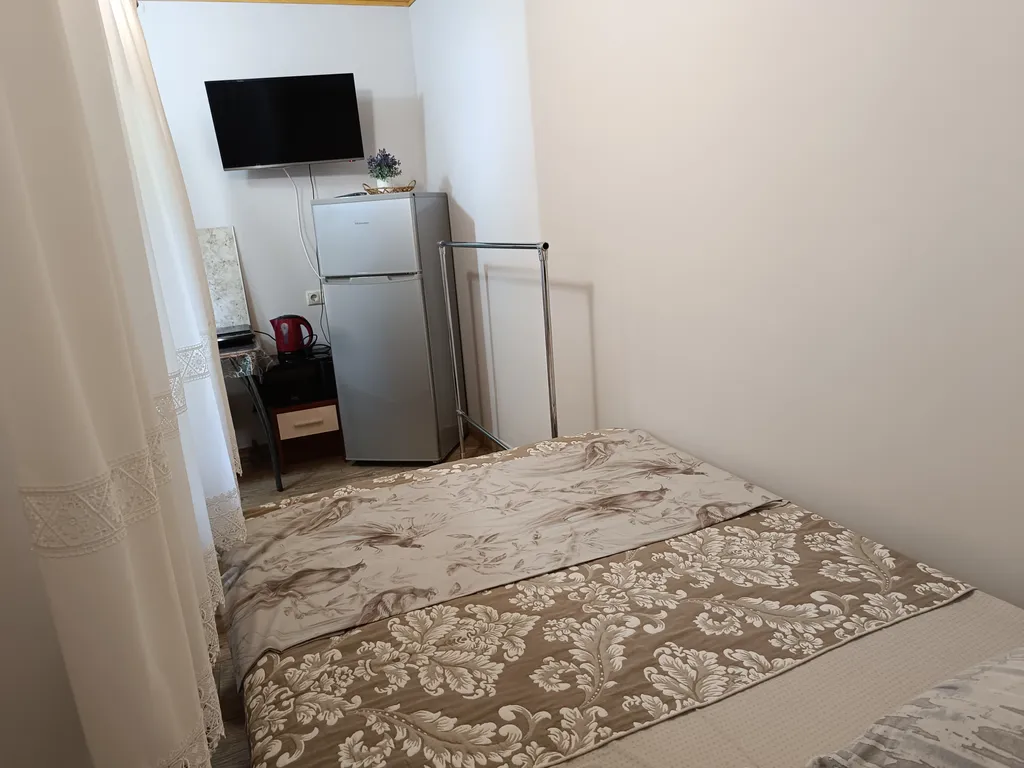 Домик для двоих, утопающий в зелени