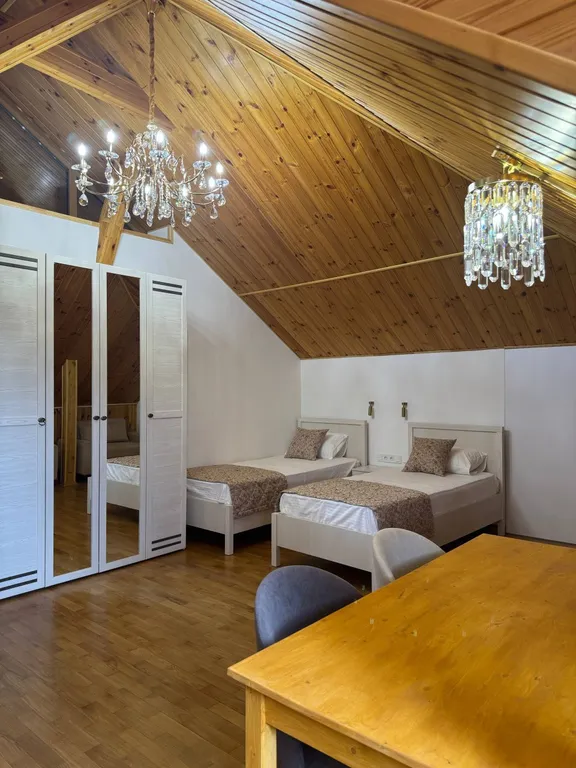 Четырехместный семейный номер с четырьмя кроватями в мансарде