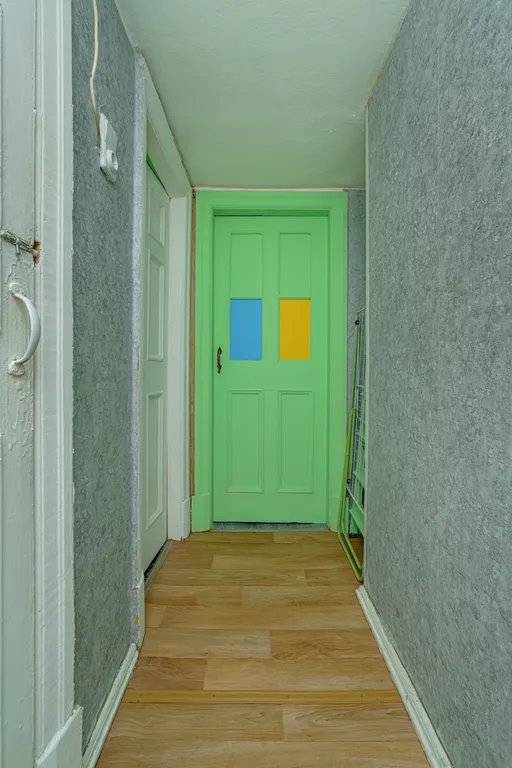 Большая комната с персональным компьютером