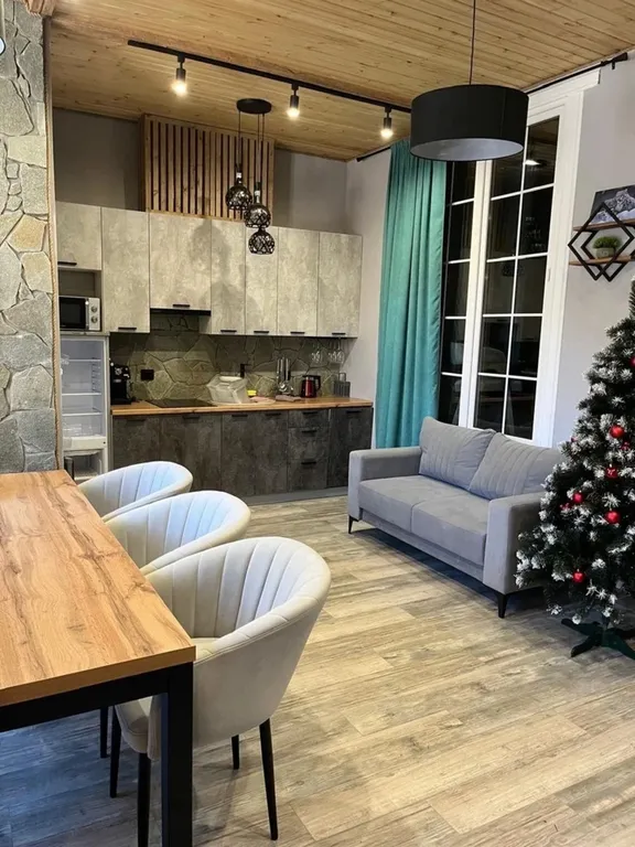 Премиальный гостевой дом в светлых тонах с видом на горы