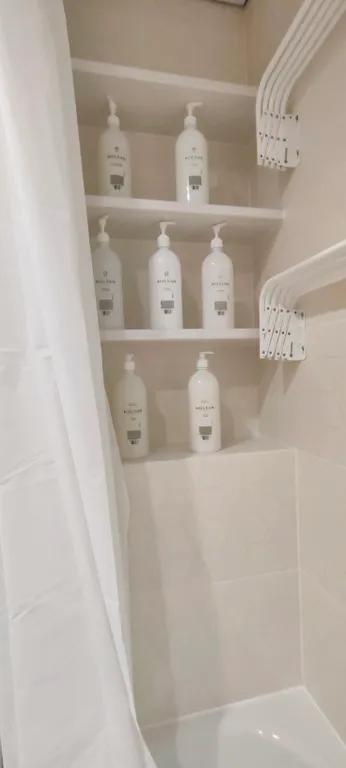 Просторная квартира с отдельной спальней недалеко от МНТК