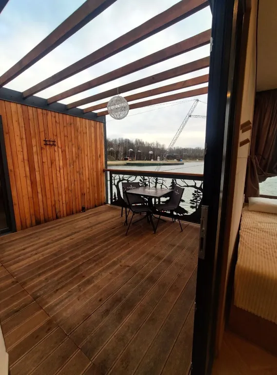 Уютный домик у озера на двоих