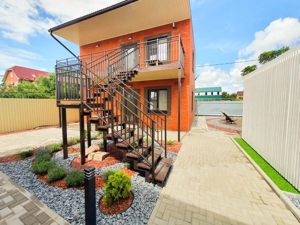 Отдельный дом с благоустроенным двором возле азовского моря